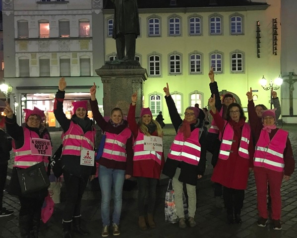 Gleichstellungsbeauftragte Alice Berweiler-Kaufmann (Dritte von rechts) mit Mitgliedern des Arbeitsbündnisses zum Abschluss der Veranstaltung beim One Billing Rising.