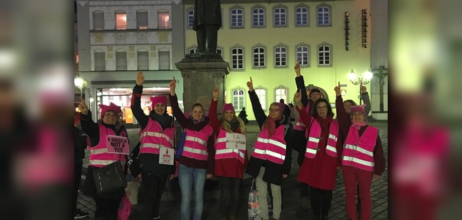 Gleichstellungsbeauftragte Alice Berweiler-Kaufmann (Dritte von rechts) mit Mitgliedern des Arbeitsbündnisses zum Abschluss der Veranstaltung beim One Billing Rising.