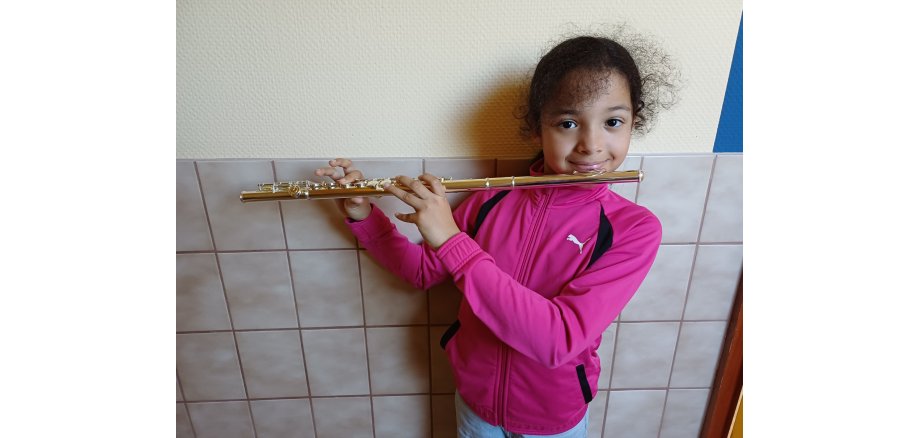 Schülerin der Kreismusikschule Rhein-Lahn freut sich über neues Leihinstrument Schülerin der Kreismusikschule Rhein-Lahn freut sich über neues Leihinstrument