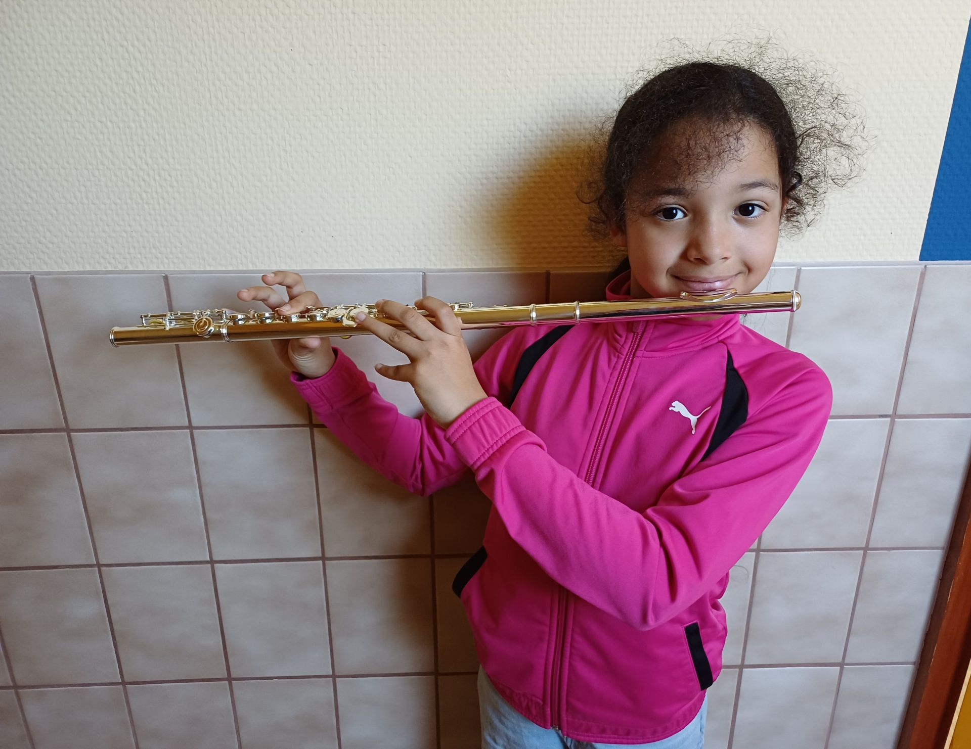 Schülerin der Kreismusikschule Rhein-Lahn freut sich über neues Leihinstrument